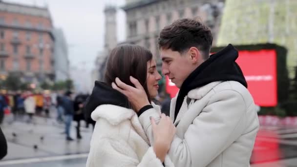 Kamera létá kolem zamilovaného romantického páru stojícího na hlavním náměstí v Miláně, Itálie - Záběry, video
