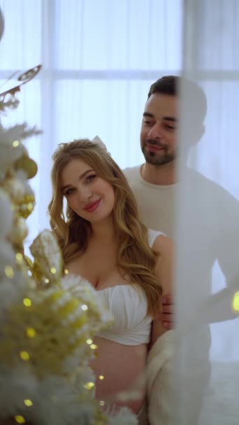 Glückliches Paar, Kerl macht seiner Frau eine Weihnachtsüberraschung, indem er gemeinsam ein Weihnachtsgeschenk macht. - Filmmaterial, Video