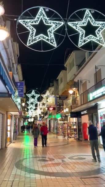 TORREMOLINOS, ESPAGNE - 14 DÉCEMBRE 2023 : Capturez le charme festif de Noël au centre commercial Plaza Mayor de Torremolinos, Espagne, le 15 décembre 2023 - Séquence, vidéo