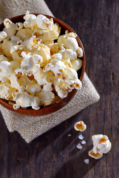Popcorn in einer Schüssel  - Foto, Bild