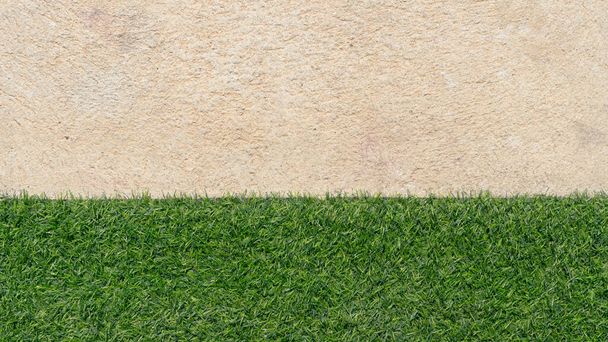 Powyżej widok pół sztucznej trawy zielony kolor i cementu podłogi. w zakresie tła i tekstury. - Zdjęcie, obraz