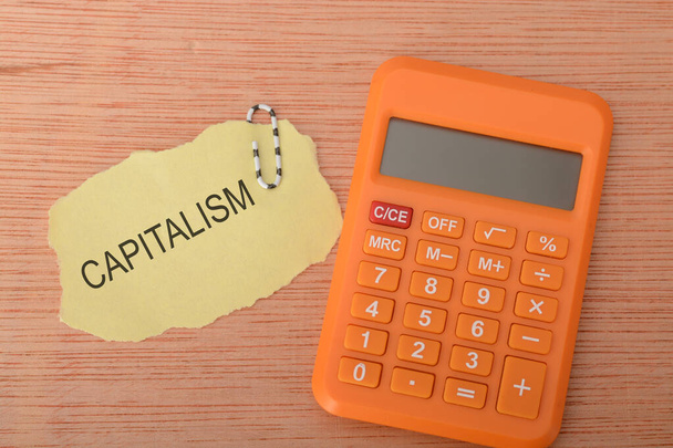 Kapitalizm jest systemem gospodarczym opartym na prywatnej własności środków produkcji i ich eksploatacji dla zysku.. - Zdjęcie, obraz