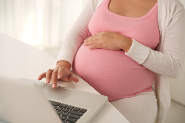 Femme enceinte travaillant sur ordinateur portable
 - Photo, image