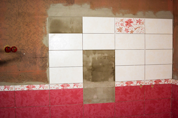 unfinished decoration of bathroom with tiles - Foto, imagen