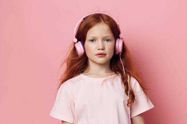 Τεχνολογία πρόσωπο ακουστικών μικρό χαριτωμένο ήχο λίγη ψυχαγωγία θηλυκό παιδιά πρόσωπο ακούστε ήχου καυκάσιος απολαύσετε λευκό κορίτσι ομορφιά μουσικά ακουστικά νεανικό υπόβαθρο παιδική ηλικία - Φωτογραφία, εικόνα