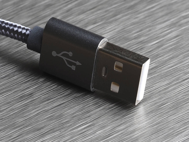 Primer plano de un conector de cable USB tipo A sobre un fondo metálico - Foto, imagen
