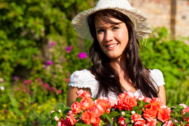 Садоводство летом - женщина с цветами
 - Фото, изображение
