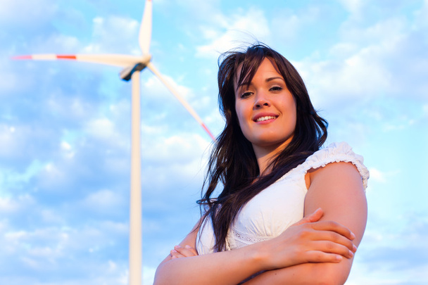 Mujer frente al molino de viento y el cielo
 - Foto, Imagen