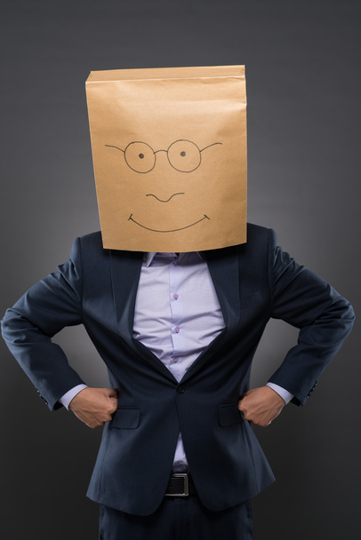zakenman met papieren zak over zijn hoofd - Foto, afbeelding