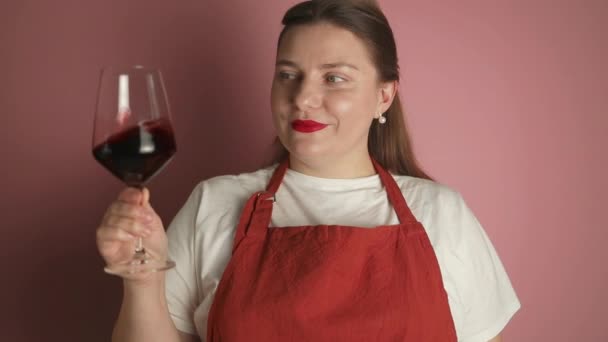 Роскошная шикарная женщина, пьющая красное вино на дегустационном мероприятии, пьющая и наслаждающаяся проверкой качества популярной смеси. Высококачественные FullHD кадры - Кадры, видео