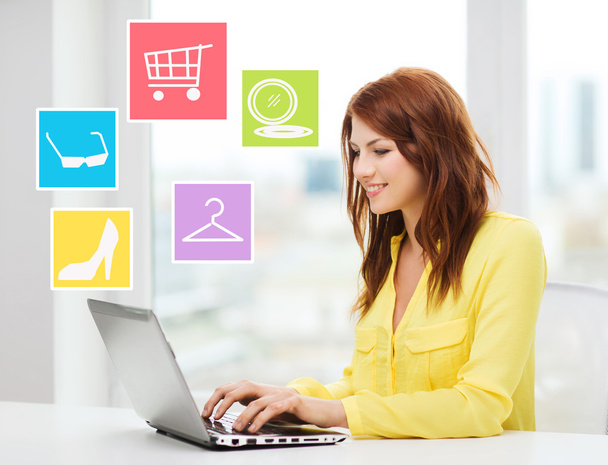 femme souriante avec ordinateur portable shopping en ligne à la maison
 - Photo, image