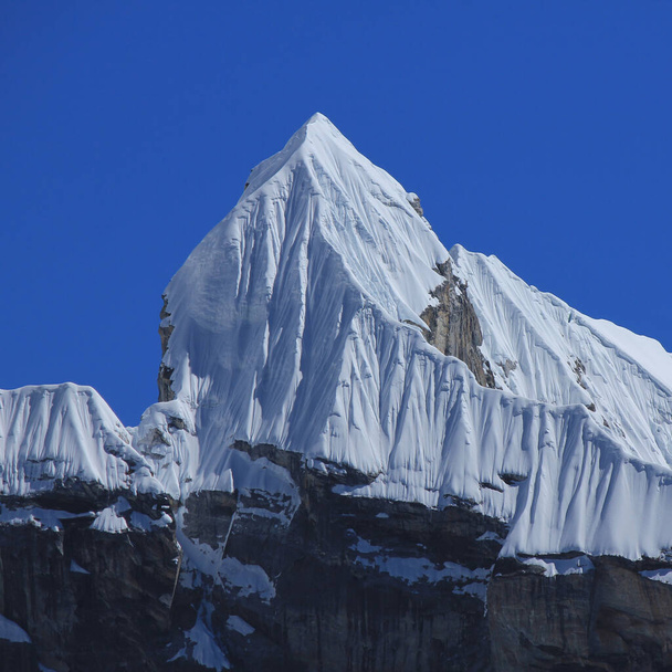 Krásný tvar Mount Lobuche vidět z Cho la pass, Nepál. - Fotografie, Obrázek