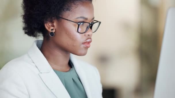 Czarny biznes kobieta badania narzędzi i kursów online w celu poprawy umiejętności zarządzania biurem. Młoda, ambitna Afroamerykanka poszukująca rozwiązania w internecie myśląc o swojej przyszłości. - Materiał filmowy, wideo
