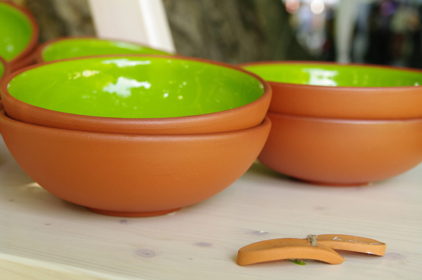 platos de cerámica de arcilla verde en la feria de artesanos de Riga
 - Foto, Imagen