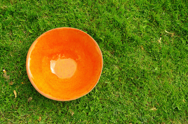 orange  clay pottery plate at the fair of artisans in Riga - Foto, imagen
