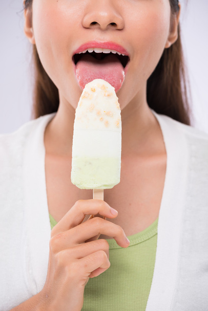 Woman eating ice-cream - Fotografie, Obrázek