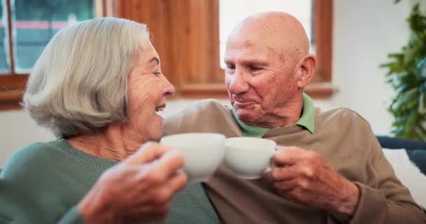 Пожилая пара, чай и любовь ухода в доме престарелых для приветствия связи, пенсионера вместе или утренний поцелуй. Мужчина, женщина или горячий напиток на диване для празднования или брака спокойствие, общение или счастье. - Кадры, видео