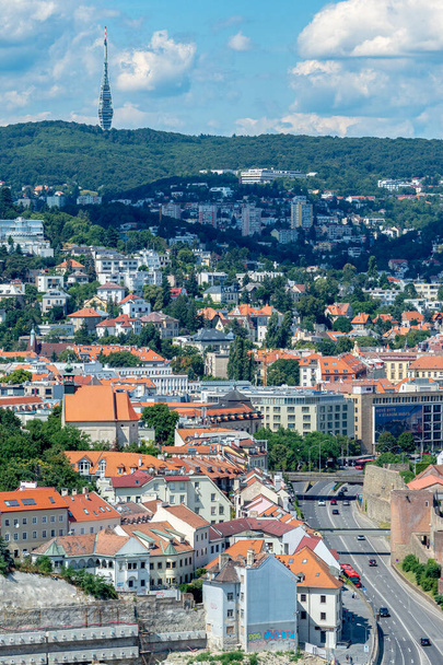 Widok z lotu ptaka na centrum Bratysławy stolicy Słowacji o gęstej architekturze w upalny letni dzień - Zdjęcie, obraz