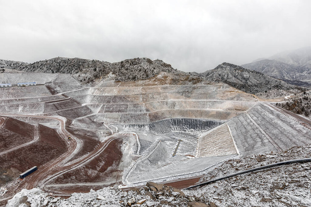 Nová průmyslová důlní hráz (zadní hráz) se sněhovým počasím. Ocasní hráze patří k největším inženýrským stavbám na zemi. Otevřít důl. - Fotografie, Obrázek