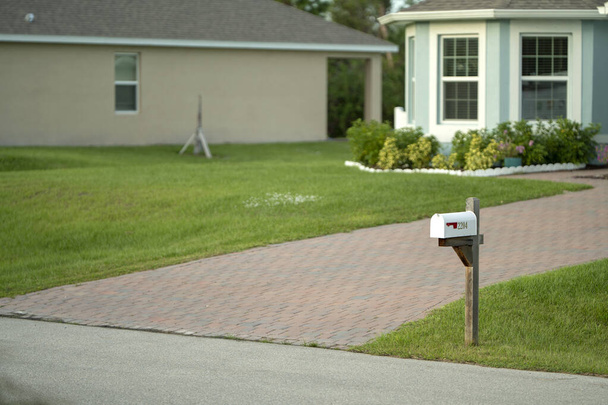 Tipica cassetta postale americana all'aperto sul lato della strada suburbana. - Foto, immagini