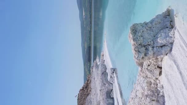 Lago Salda Costa el día soleado. Crater Lake. Provincia de Burdur, Turquía. Vista aérea. Maldivas turcas. Drone vuela hacia adelante a bajo nivel. Slider Shot. Vídeo vertical - Imágenes, Vídeo