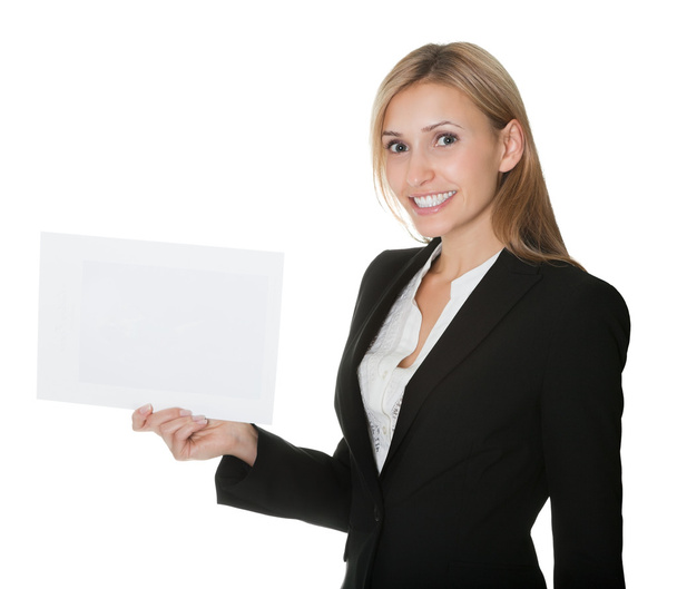 Confident businesswoman holding a blank card - Zdjęcie, obraz