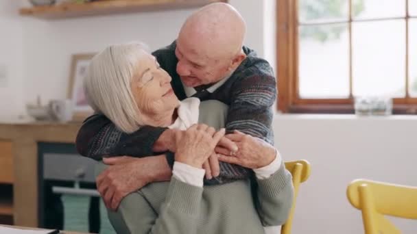 Seniorenpaar, knuffel en thuis met huwelijksondersteuning en liefde samen met een glimlach en loyaliteit. Gepensioneerde, ontspannen en oudere mensen in een huis met een gelukkig, vriendelijk en de zorg van gepensioneerde met vertrouwen. - Video