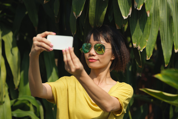 Mujer tomando selfie - Foto, Imagen