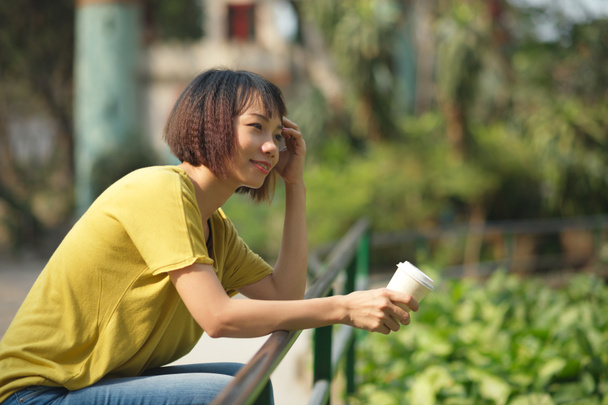 Frau trinkt Kaffee im Park - Foto, Bild