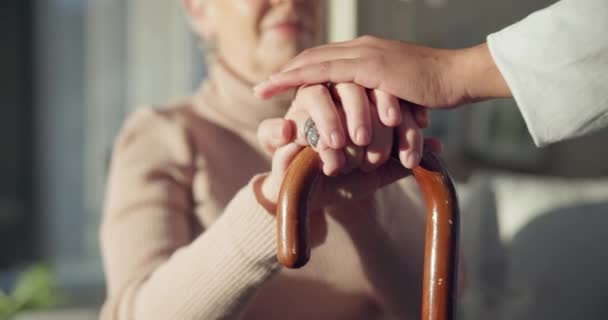 Apoyo, bastón y las manos de la mujer mayor con un bastón para la ayuda y el cuidado del anciano cuidador para el paciente. Cuidado de la salud, empatía y personas mayores en un hogar de ancianos para mayor comodidad médica. - Metraje, vídeo