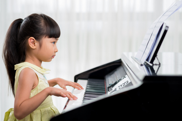 дівчина грати на фортепіано
 - Фото, зображення