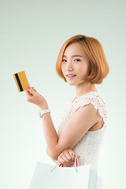 Корейська жінка кредитною карткою - Фото, зображення