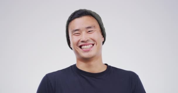 Portrait de l'homme asiatique avec le sourire, vous pointant du doigt et le choix pour le gagnant, vote ou opportunité en studio. Décision, oui et modèle avec geste de la main montrant offre, promo ou affaire sur fond blanc - Séquence, vidéo