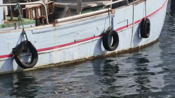  Bord eines vor Anker liegenden blauen alten Schiffes im Hafen - Filmmaterial, Video