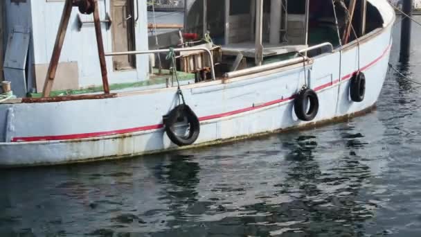 a bordo de un viejo barco azul amarrado en el puerto de la ciudad - Imágenes, Vídeo