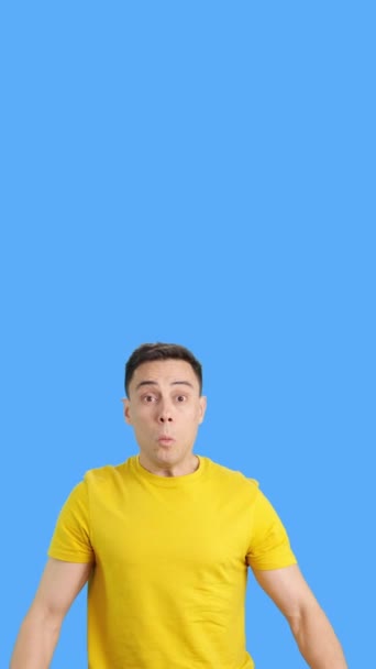 Video in studio con sfondo blu di un uomo con espressione comica che apre gli occhi con stupore - Filmati, video