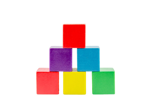 Дерев'яна кольорова будівельна піраміда кубиків іграшки ізольовані на білому тлі
 - Фото, зображення