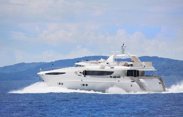 yacht à moteur de luxe et cher dans la mer ou l'océan bleu
.  - Photo, image