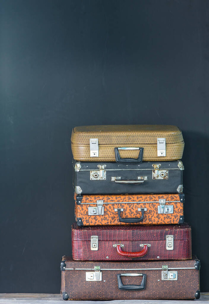vanhat matkalaukut tummalla studiotaustalla - Valokuva, kuva