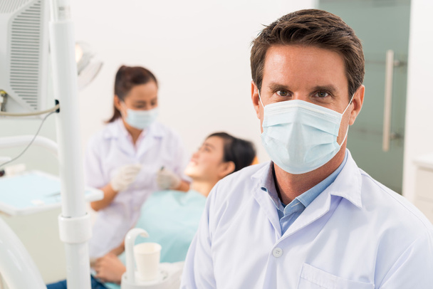 Dentista usando máscara protetora
 - Foto, Imagem