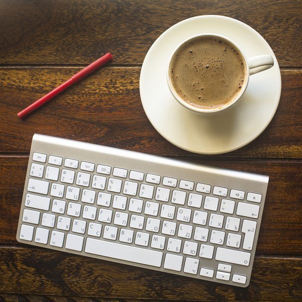 Клавиатура и чашка кофе
 - Фото, изображение
