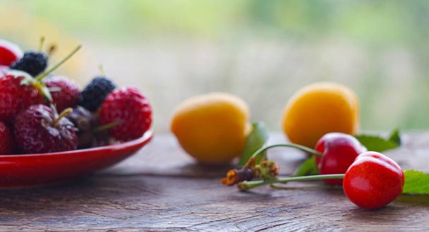                                    Cerejas e outras frutas, frutas de verão no tabuleiro - Foto, Imagem