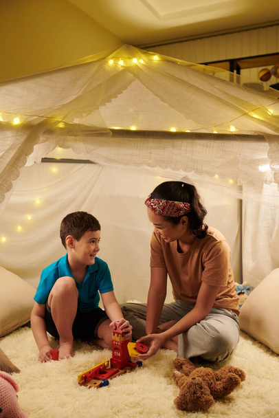 保育室の大きなテントの中で一緒に遊んでいる母と子供 - 写真・画像