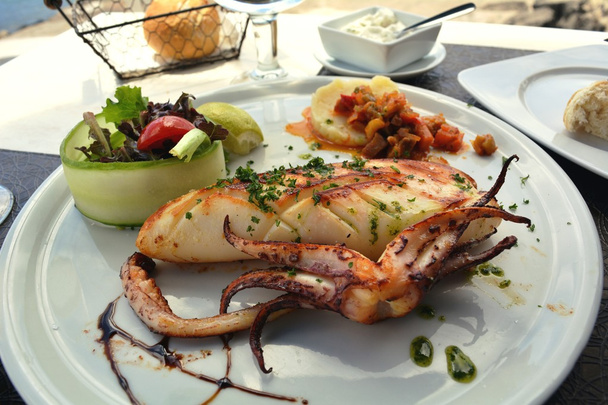 El plato de calamares a la parrilla es de la cocina mediterránea
 - Foto, Imagen