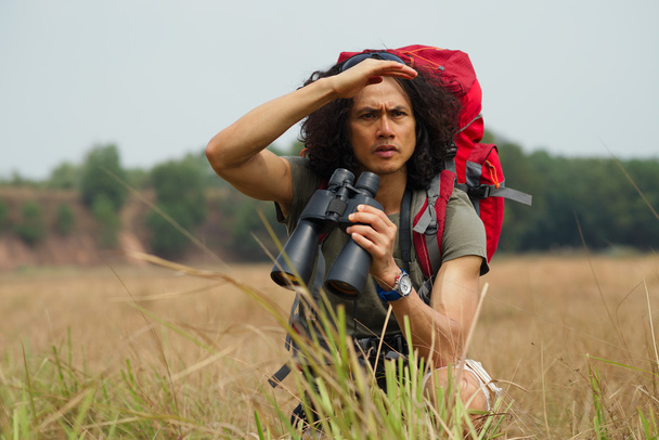 Homem assistindo vida selvagem com binóculos
 - Foto, Imagem