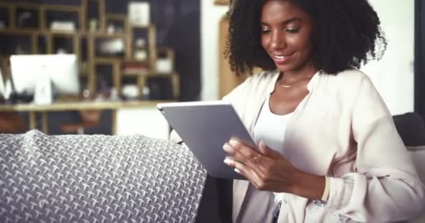 Αναζήτηση, tablet και ευτυχισμένη γυναίκα χαλαρώστε έναν καναπέ χαλαρώστε με τα μέσα κοινωνικής δικτύωσης, chat ή ebook στο σπίτι. Ψηφιακό, app και θηλυκό πρόσωπο χαμόγελο στο σαλόνι με online υπηρεσία εγγραφής, ανάγνωση ή επικοινωνία. - Πλάνα, βίντεο