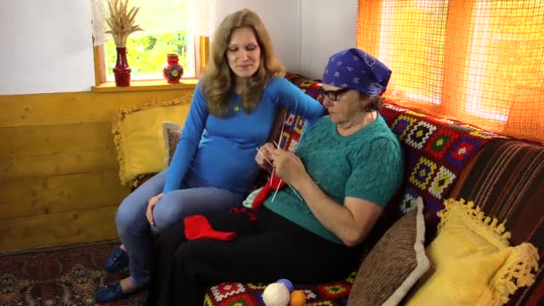 Grandma teaching pregnant granddaughter how to knit - Footage, Video