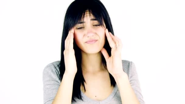Mujer joven sintiendo dolor de cabeza
 - Imágenes, Vídeo