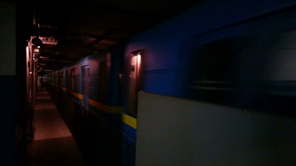 Tren subterráneo moviéndose en túnel oscuro, dirigiéndose a depósito
 - Metraje, vídeo