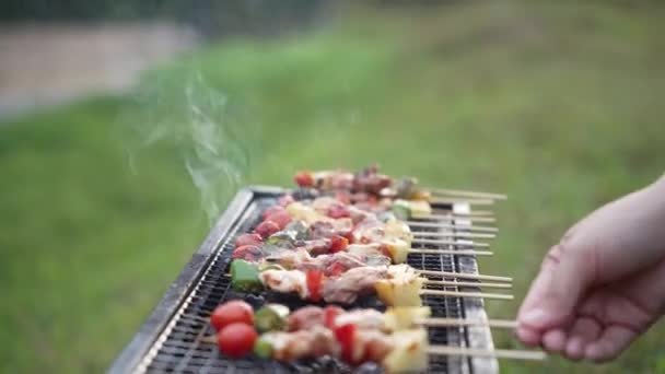 Close up street food seller is grilling barbecue beef on skewers.Hand of chef with pork grill barbecue with seasonings mala, Sichuan pepper. - Záběry, video